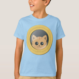 Süße rote Katze schaut durch ein Bullauge eines Bo T-Shirt
