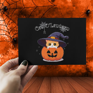 Süße rote Katzenhexe in Halloween-Kürbislaterne Postkarte
