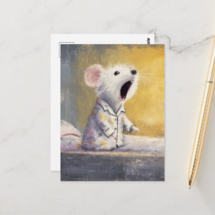 Süße schlafende gähnende weiße Maus in Schlafanzug Postkarte
