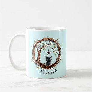 Süße schwarze Katze beobachtet einen Stern Kaffeetasse