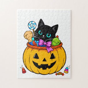 Süße schwarze Katze im Jack-O'-Lantern-Kürbis Hall