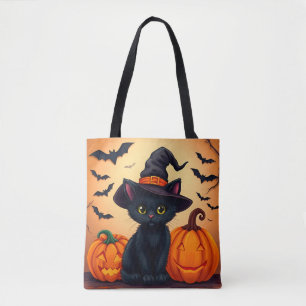 Süße schwarze Katze in einem Hexenhut, umgeben von Tasche