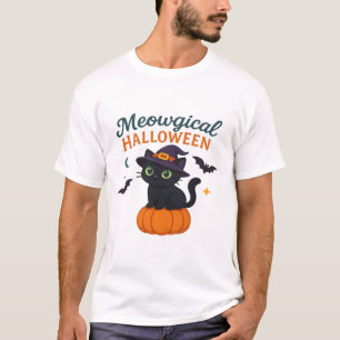 Süße schwarze Katze mit leuchtend grünen Augen auf T-Shirt