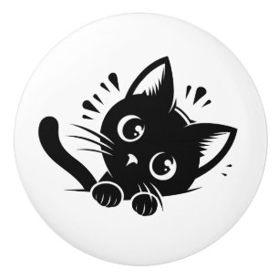 Süße schwarze Katze späht Keramikknauf