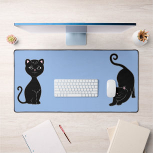 Süße schwarze Katzen-Animes auf Hellblau Schreibtischunterlage