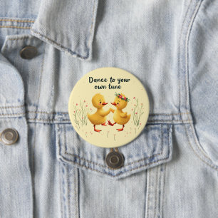 Süße tanzende Entenküken mit floralen Frühlingsgef Button