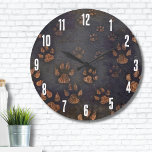 Süße Tier Dark Rustic Paw Print Pattern Große Wanduhr<br><div class="desc">Das bezaubernde Pfotenmuster in diesem Design scheint so zu sein, als ob das Holz sorgfältig um jede Pfote geätzt worden wäre, was zu einer unverwechselbaren Mischung aus fett-schwarzen Konturen vor einem neutralen Hintergrund führt. Dieses auffallende Zusammenspiel gemischter Pfotendrucke verleiht der Ästhetik eine Touch rustikalen Charmes. Ob Sie als Haustierfreund oder...</div>
