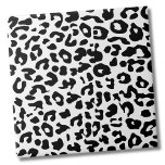 Süße Tier Druckmuster Schwarz-weiß Leopard Fliese<br><div class="desc">Verwenden Sie diese niedliche und funky leopard Druckmuster Fliesen als Hintergrund, um Ihren Wohnraum anzupassen. Sie können auch die Hintergrundfarbe ändern, um es wirklich zu Ihrem eigenen Aussehen zu machen. Und Sie können sogar das schwarze Geparden-Muster zu einer ganz anderen Farbe machen! Ob Sie gewollt haben, diese Kachel als kleinen...</div>
