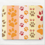 Süße Tier Paw Druckmuster in natürlichen Farben Mousepad<br><div class="desc">Ein niedliches Design mit mehreren Reihen von Tierpfoten,  die in natürlichen Farben wie braun,  gelb,  rot und orange auf einem gestreiften Muster gedruckt werden. Einige Pfoten haben Klauen,  andere nicht.</div>