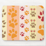 Süße Tier Paw Druckmuster in natürlichen Farben Mousepad<br><div class="desc">Ein niedliches Design mit mehreren Reihen von Tierpfoten,  die in natürlichen Farben wie braun,  gelb,  rot und orange auf einem gestreiften Muster gedruckt werden. Einige Pfoten haben Klauen,  andere nicht.</div>