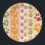 Süße Tier Paw Druckmuster in natürlichen Farben Pappteller<br><div class="desc">Ein niedliches Design mit mehreren Reihen von Tierpfoten,  die in natürlichen Farben wie braun,  gelb,  rot und orange auf einem gestreiften Muster gedruckt werden. Manche Pfoten haben Krallen und andere sind glatt.</div>