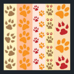 Süße Tier Paw Druckmuster in natürlichen Farben Poster<br><div class="desc">Ein niedliches Design mit mehreren Reihen von Tierpfoten,  die in natürlichen Farben wie braun,  gelb,  rot und orange auf einem gestreiften Muster gedruckt werden. Einige Pfoten haben Klauen,  andere nicht.</div>