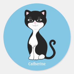 Süße Tuxedo-Katzen-Cartoon auf Hellblau Runder Aufkleber