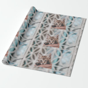 Süße und niedliche getigerte Kitten, die Sie ans Geschenkpapier