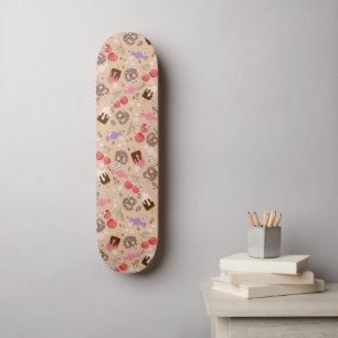 Süße und salzige Leckereien Beige Muster Skateboard