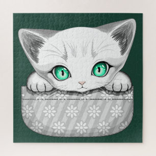 Süße und verspielte Katze schaut aus einer Tasche 