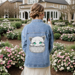 Süße und verspielte Katze schaut aus einer Tasche Jeansjacke