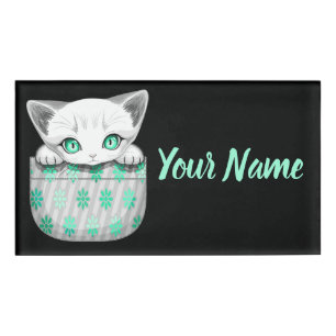 Süße und verspielte Katze schaut aus einer Tasche Namenschild