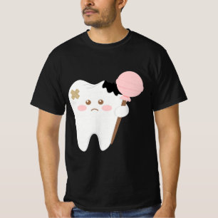 Süße verfaulte Zahn-Cartoonfigur hält Lutscher lus T-Shirt