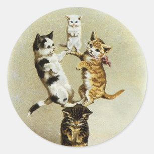 Süße viktorianische Katzen und Kätzchen beim Spiel Runder Aufkleber