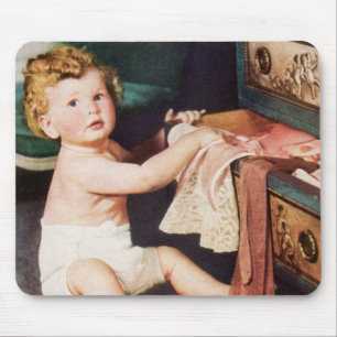 Süße Vintage-Kleinkinder spielen mit der Kleidung  Mousepad