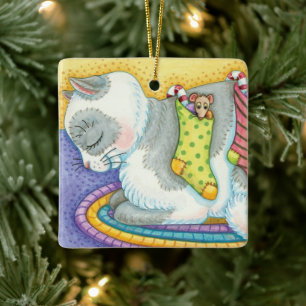 Süße Weihnachtskatze schläft mit Mäusen in Strümpf Keramikornament