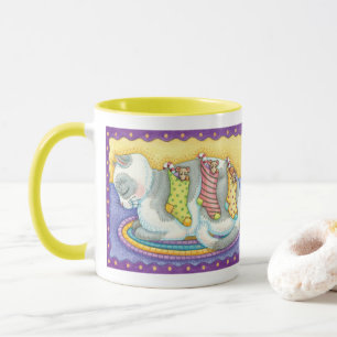 Süße Weihnachtskatze schläft mit Mäusen in Strümpf Tasse