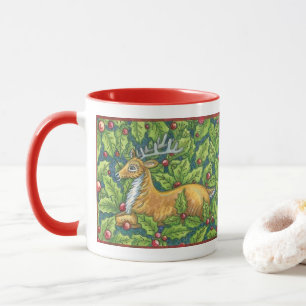 Süße Weihnachtsrentier im Wald mit Stechpalme Tasse