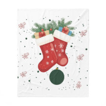 Süße Weihnachtsstrümpfe und Geschenke im Weihnacht