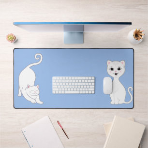 Süße weiße Katzen-Animes auf Hellblau Schreibtischunterlage