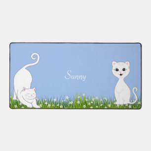 Süße weiße Katzen mit Blumen  Schreibtischunterlage
