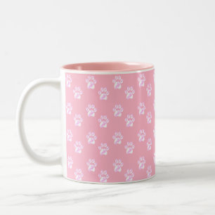 Süße weiße Pfoten auf Rosa Zweifarbige Tasse