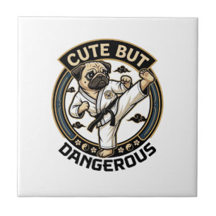 Süßer aber gefährlicher Pug-Hund Karate Kick_1 Fliese