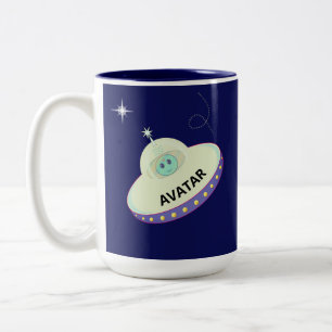 Süßer Avatar Alien und fliegende Untertasse auf Na Zweifarbige Tasse
