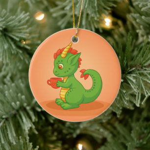 Süßer Baby-Drache hält Tasse auf Orange Keramik Ornament