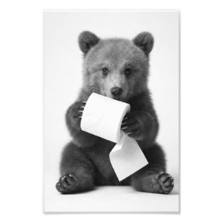 Süßer Bär hält Toilettenpapier Lustiger Minimalist Fotodruck