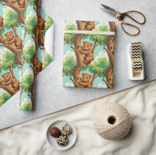 Süßer Bärenjunge klettert auf einen Baum Geschenkpapier