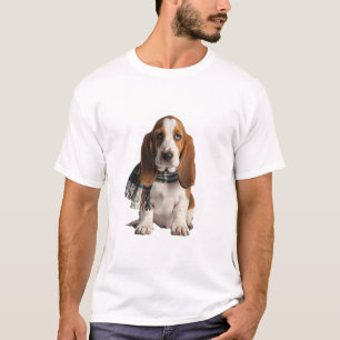 Süßer Basset-Hound-Welpe mit karierter Schärpe T-Shirt