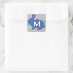 Süßer blauer Hase auf grauen Punkten Monogramm Quadratischer Aufkleber