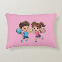 Süßer Cartoon-Junge und -Mädchen spielen Padel-Ten