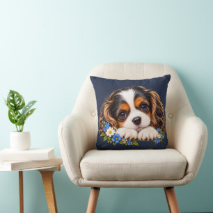 Süßer Cavalier King Charles Spaniel Welpe mit Flus Kissen