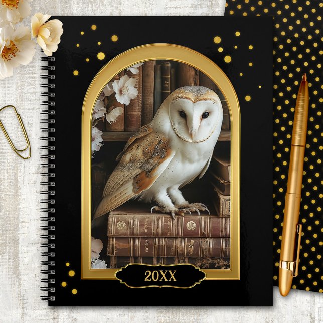 Süßer Eulen-Lehrer-Klassjahr  Planer (Gold and black year planner featuring a cute barn owl on books, surrounded by festive confetti)
