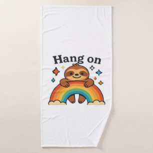 Süßer Faultier �Hang On� Regenbogen-Positiv-Zitat- Badehandtuch