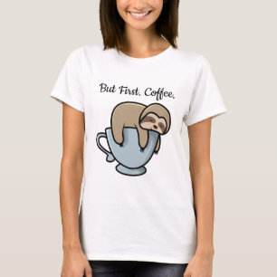 Süßer Faultier schläft auf Kaffeetasse Kaffee Zita T-Shirt