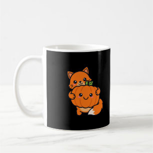 Süßer Fuchs umarmt Halloween-Kürbis Kaffeetasse
