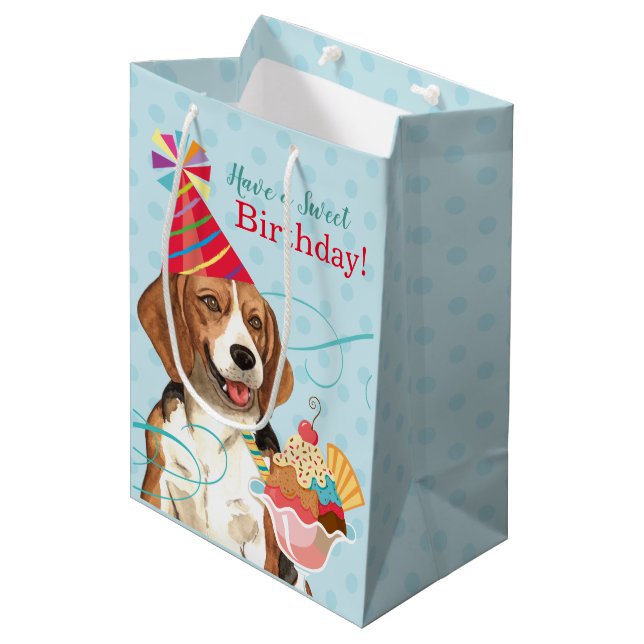 Süßer Geburtstags-Beagle Mittlere Geschenktüte (Vorderseite Schrägansicht)