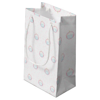Süßer Geburtstagscupcake mit Kerze Kleine Geschenktüte