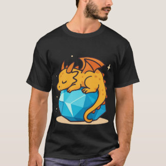 Süßer gelber Drache schlafend auf blauem Kristall- T-Shirt