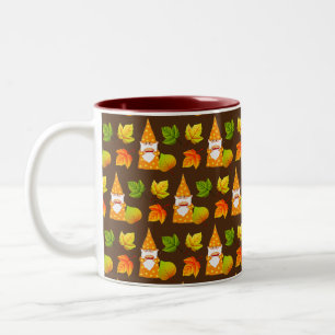 Süßer Gnom und schöne Herbstblätter auf Braun Zweifarbige Tasse