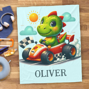 Süßer grüner Dinosaurier in einem Rennwagen Fleecedecke
